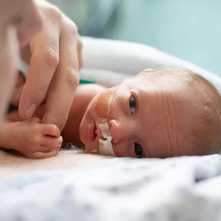 Premature baby met een zuurstofslangetje
