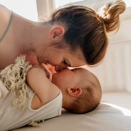 Mama kuschelt mit Baby