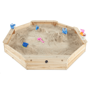 Gigantischer Kinder Sandkasten aus Holz mit Bänken und Schutzhülle