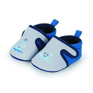 Los zapatos para gatear de los bebés son grises.