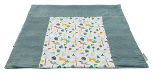 Housse de matelas à langer piqué gaufré motif forêt tropicale vert sauge 75x85 cm