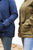 Chaqueta para portabebé Cosy Allrounder khaki para todo tipo de clima