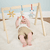 Arco in legno con giocattolo appeso