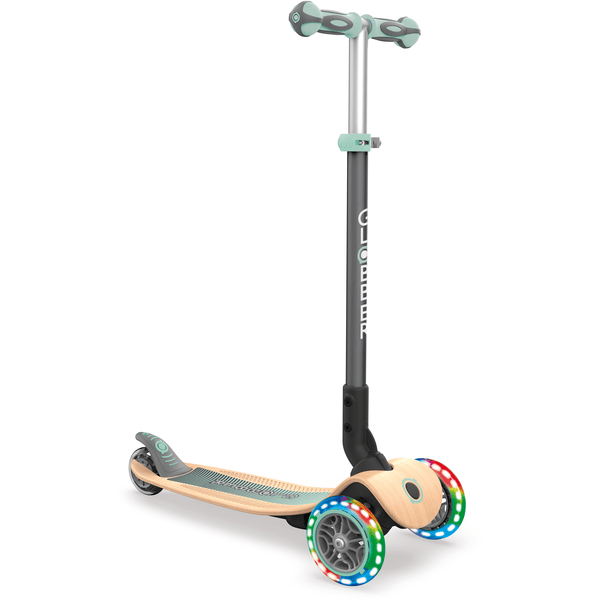 GLOBBER  Scooter PRIMO FOLDABLE WOOD LIGHTS pastell grün - mit Leuchtrollen und Holzdeck