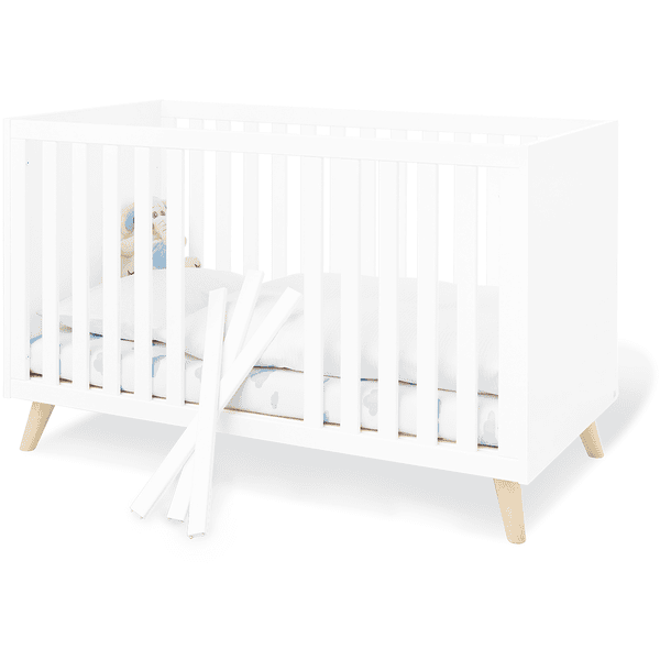 Minimalistisches weißes Babybett mit Zubehör