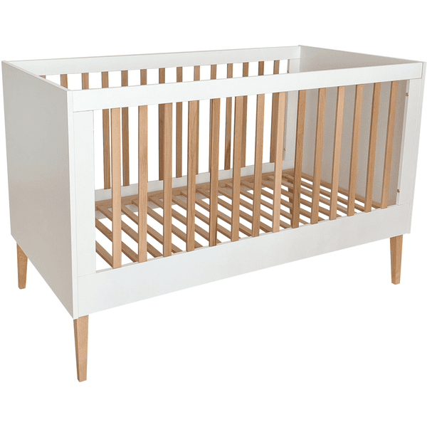 Modernes nachhaltiges Babybett aus Buchenholz