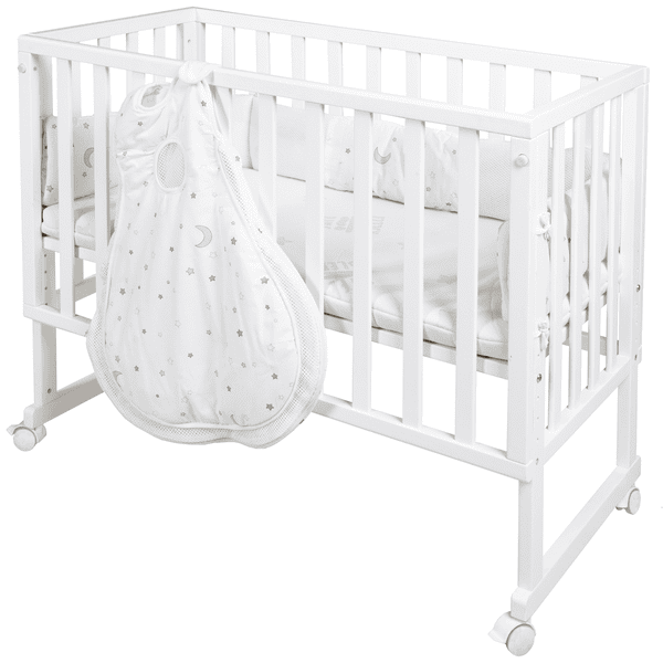 Weißes Babybett mit Sternenmuster-Schlafsack