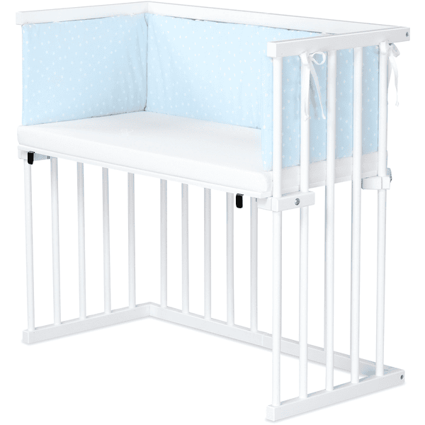 dreamgood Beistellbett Buche weiß lackiert | Matratze Prime Air | Nestchen, himmelblau Punkte weiß







