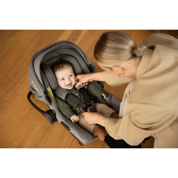 Nuna Reboarder PIPA urbn mit integriertem ISOFIX Caviar