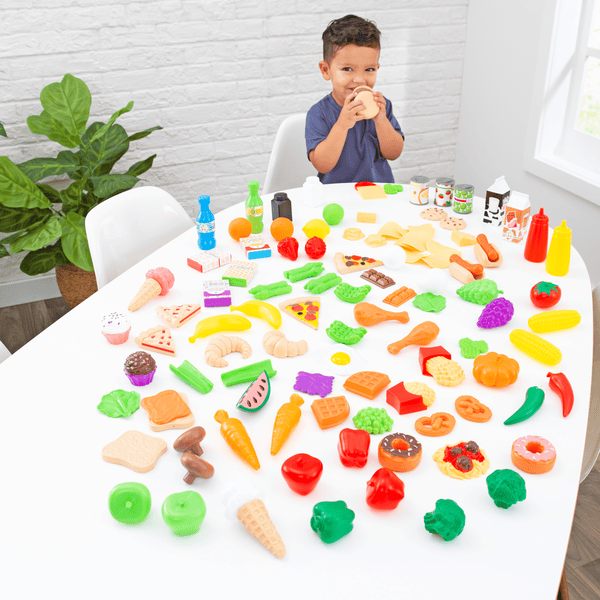 Giocattoli per bambini in tema di cibo. Un Croissant su sfondo isolato. Il cibo  e il concetto di giocattolo. Oggetto in materiale plastico Foto stock -  Alamy