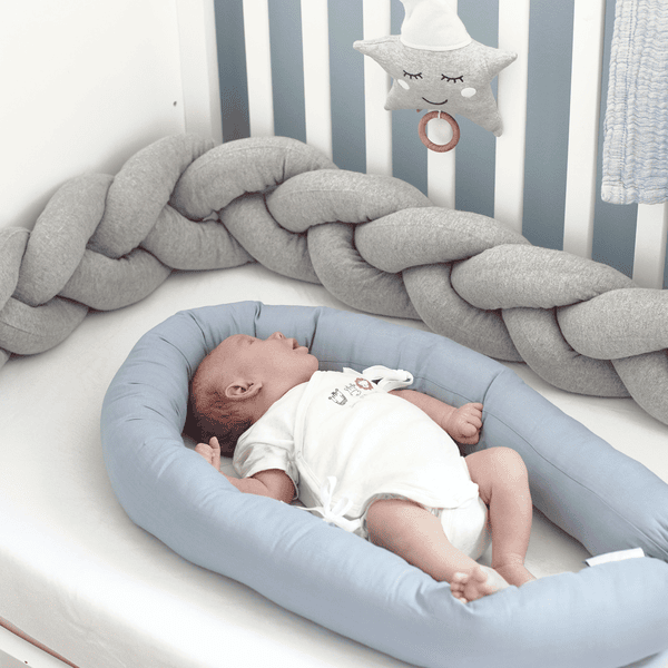 Juego de cama para bebé personalizado para color gris. Protector de cuna  trenzado