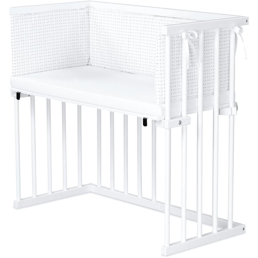 dreamgood Beistellbett Buche weiß lackiert | Matratze Prime Air | Nestchen, weiß Sternemix lichtgrau/silbergrau





