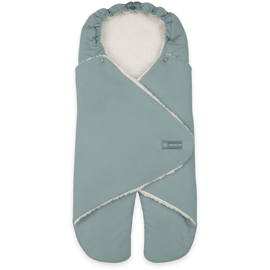 Essential emma e noah avvolgono la coperta con i piedi di menta